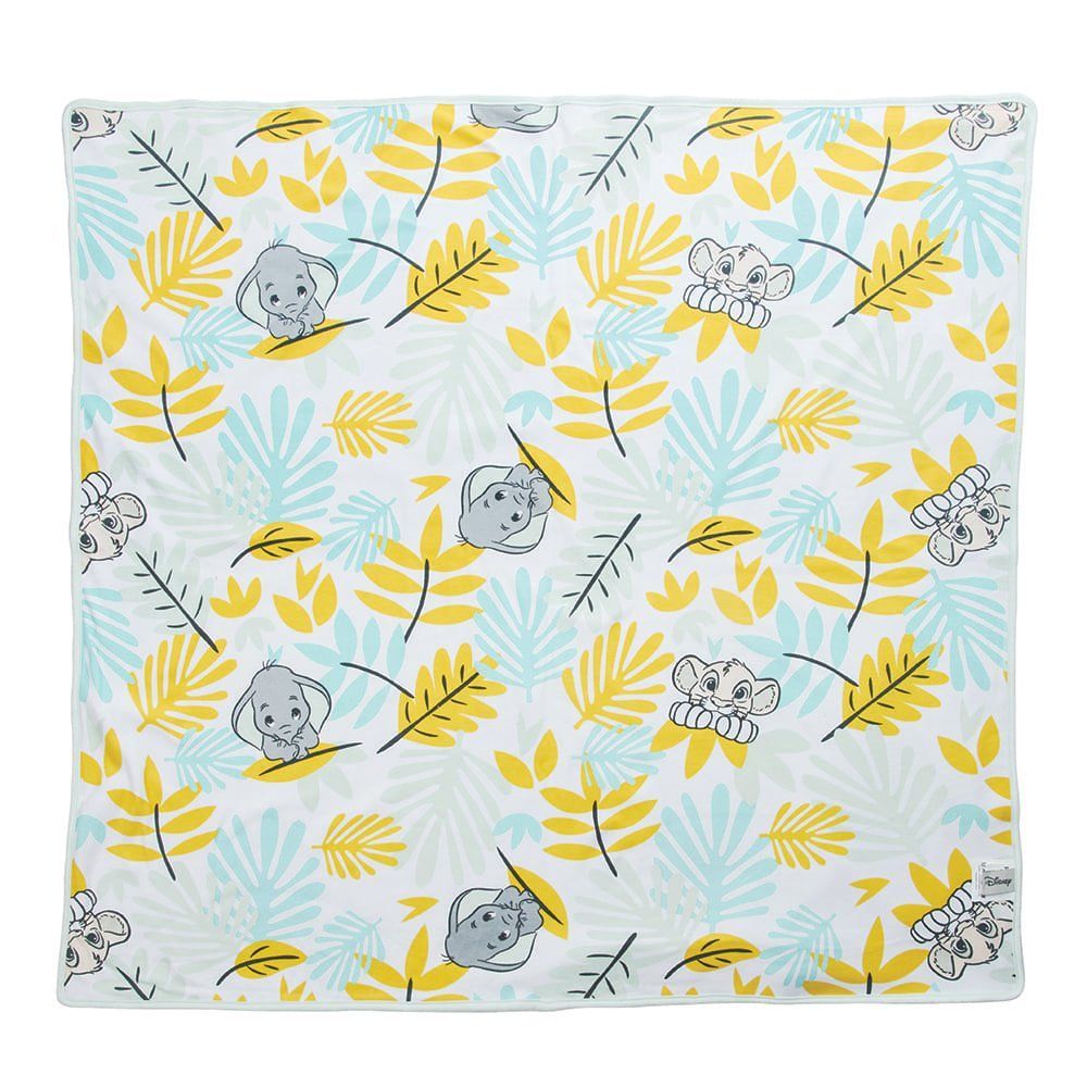 Een vierkant kussen met een patroon van bladeren en koala's erop.