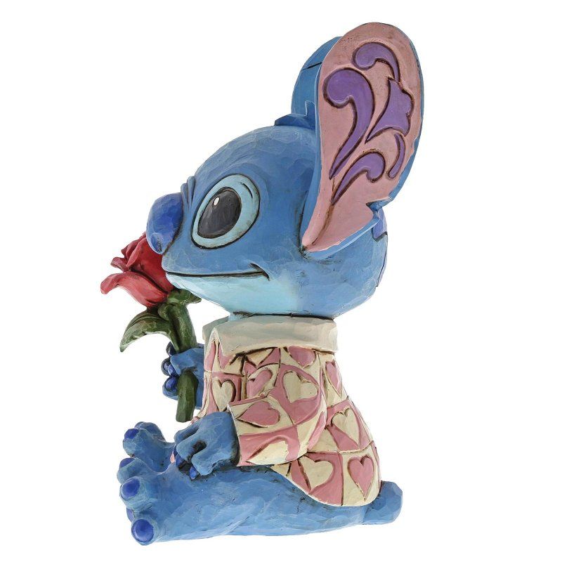 Een beeldje van Stitch die een roos in zijn mond houdt.