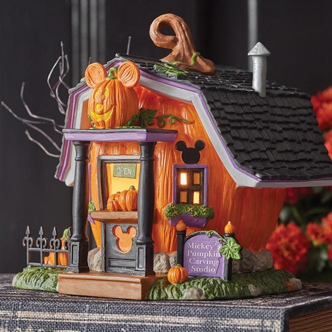 Disney Halloween pompoen snijstudio diorama. Oranje, paars en zwart met Mickey Mouse details en feestelijke verlichting.