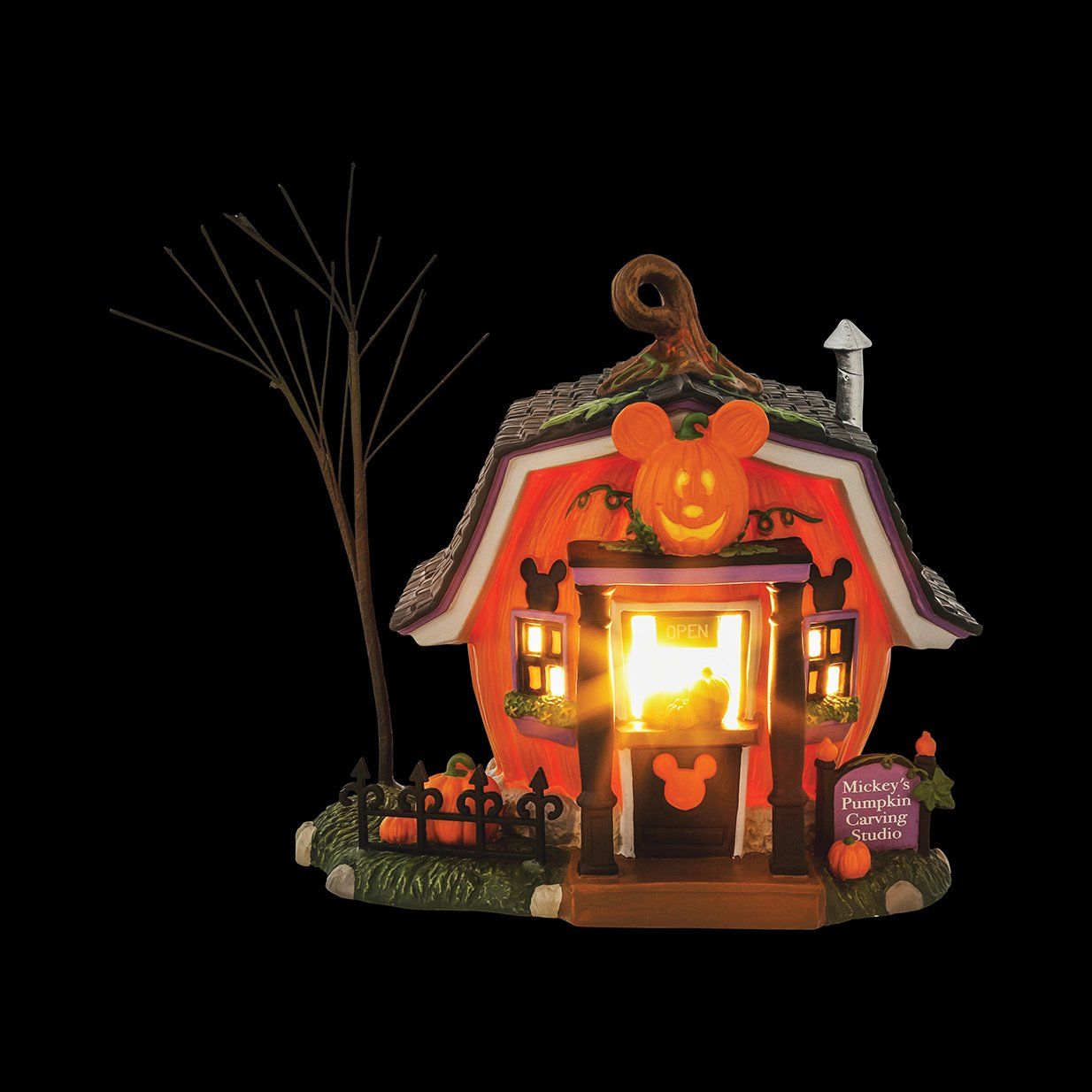 Oranje Mickey Mouse Halloweenhuis met pompoendak, verlichte ramen en een griezelige boom.