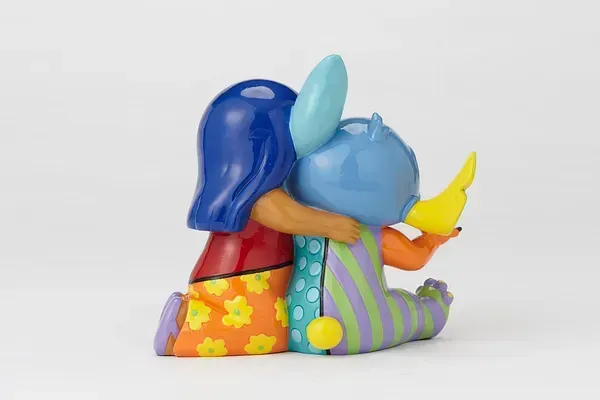 Kleurrijk beeldje van twee omhelzende wezens, de ene met blauw haar, de andere met een gele snavel.