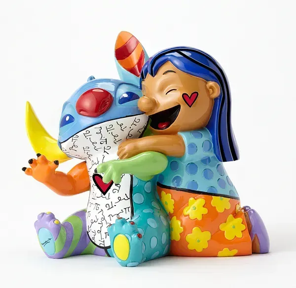 Stitch en Lilo die elkaar omhelzen; kleurrijk beeldje met beschilderde patronen en hartdetails.