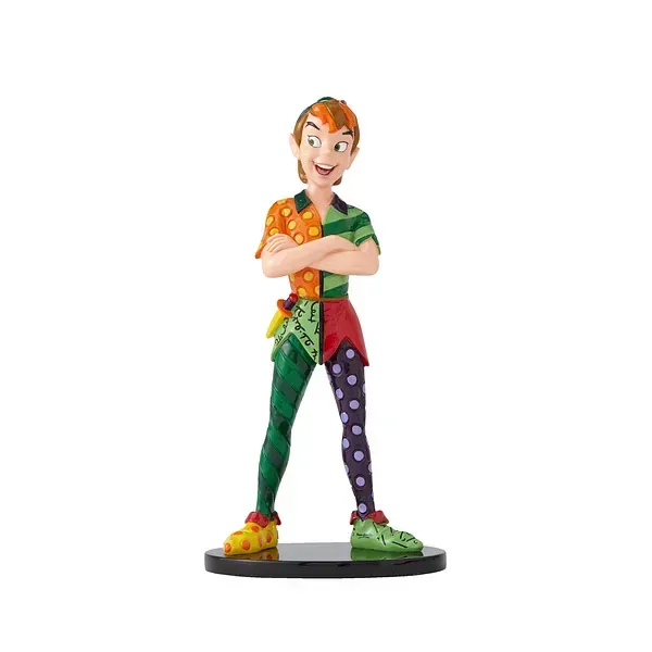 Peter Pan-figuurtje, kleurrijke outfit, armen over elkaar, lachend.