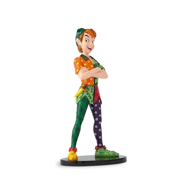 Een Peter Pan-figuurtje, met de armen over elkaar, gekleed in een lappendekenpak en een groene hoed, staand op een zwarte sokkel.