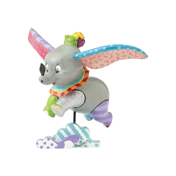 Een Dumbo-figuurtje met kleurrijke vleugels, vliegend boven een wolkachtig decor.