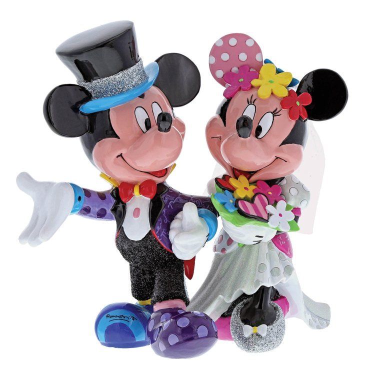 Mickey en Minnie Mouse beeldjes, gekleed voor een bruiloft, hand in hand, met kleurrijke details.