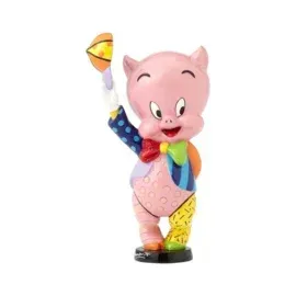 Roze cartoonvarkentje in kleurrijke kleding, zwaaiend met een balvormig voorwerp.