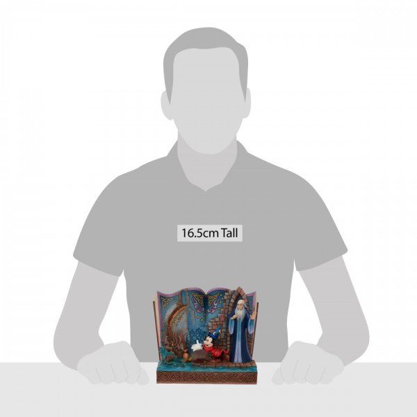 Een beeldje van Mickey Mouse die naast een tovenaar staat.