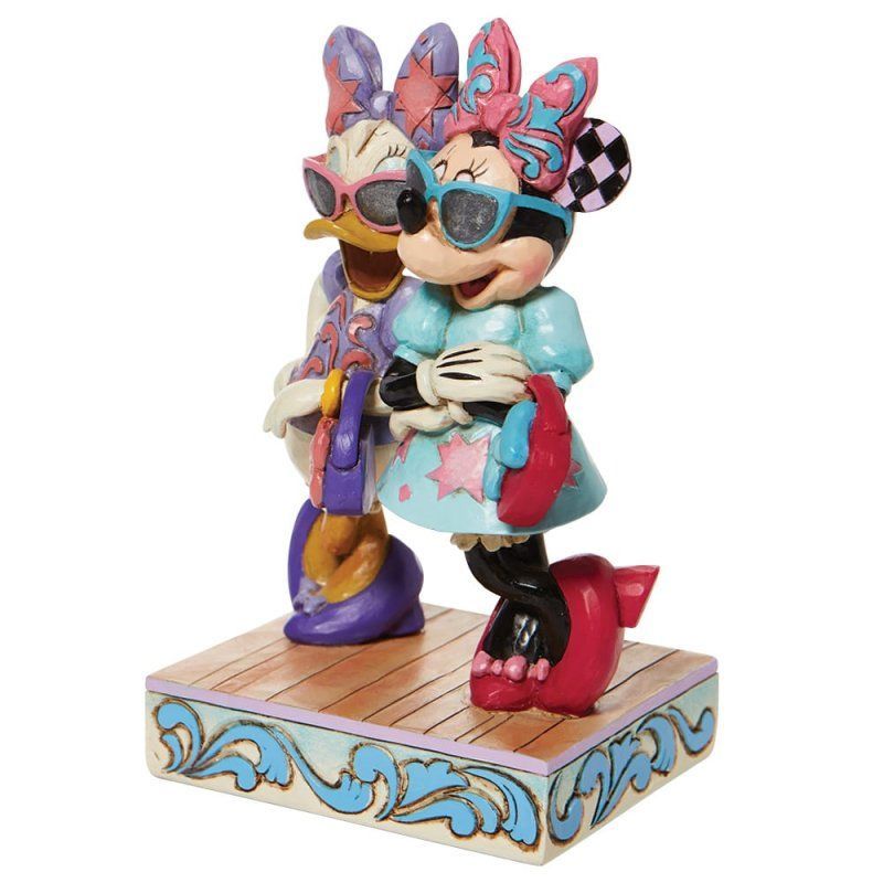 Een beeldje van Minnie Mouse en Daisy Duck met een zonnebril.