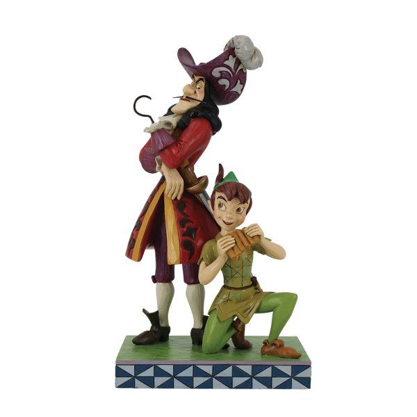 Een beeldje van Peter Pan en een haak van Peter Pan staan naast elkaar.