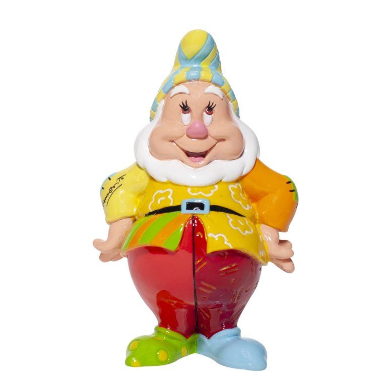 Het beeldje van de vrolijke dwerg, lachend en gekleed in kleurrijke kleren: een geel shirt, een rode broek, blauwgroene schoenen en een hoed.