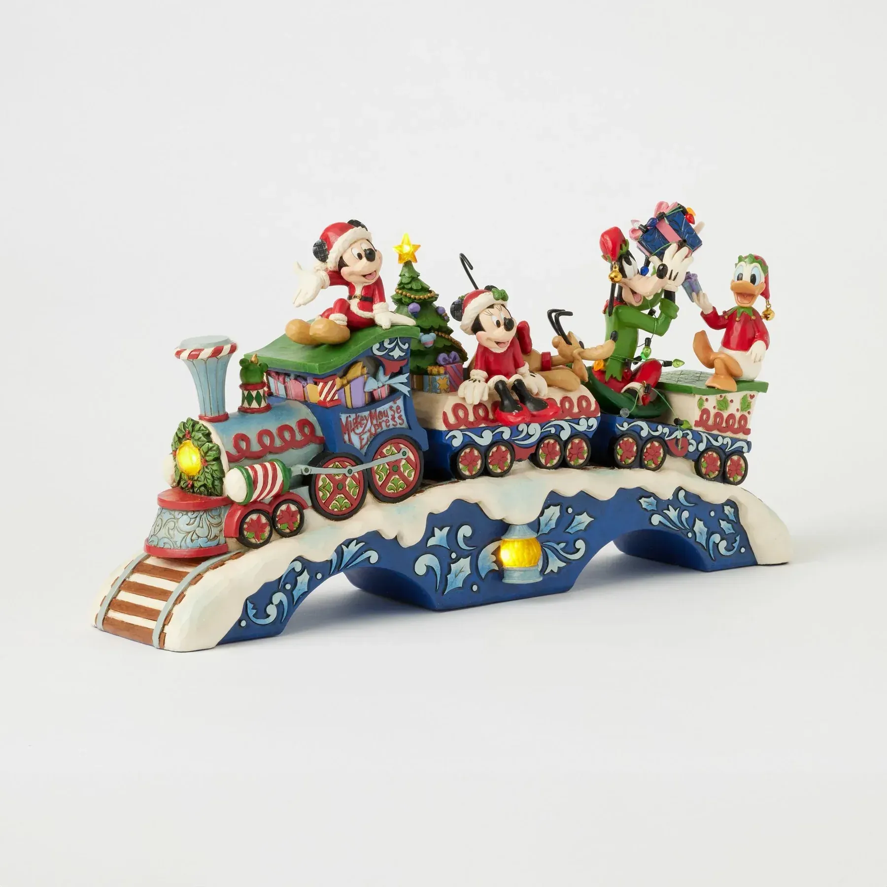 Een kersttrein met Mickey Mouse en vrienden erop