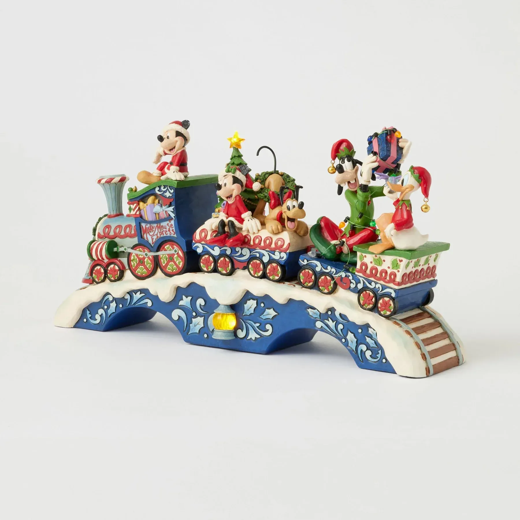 Een kersttrein met Mickey Mouse en Goofy erop