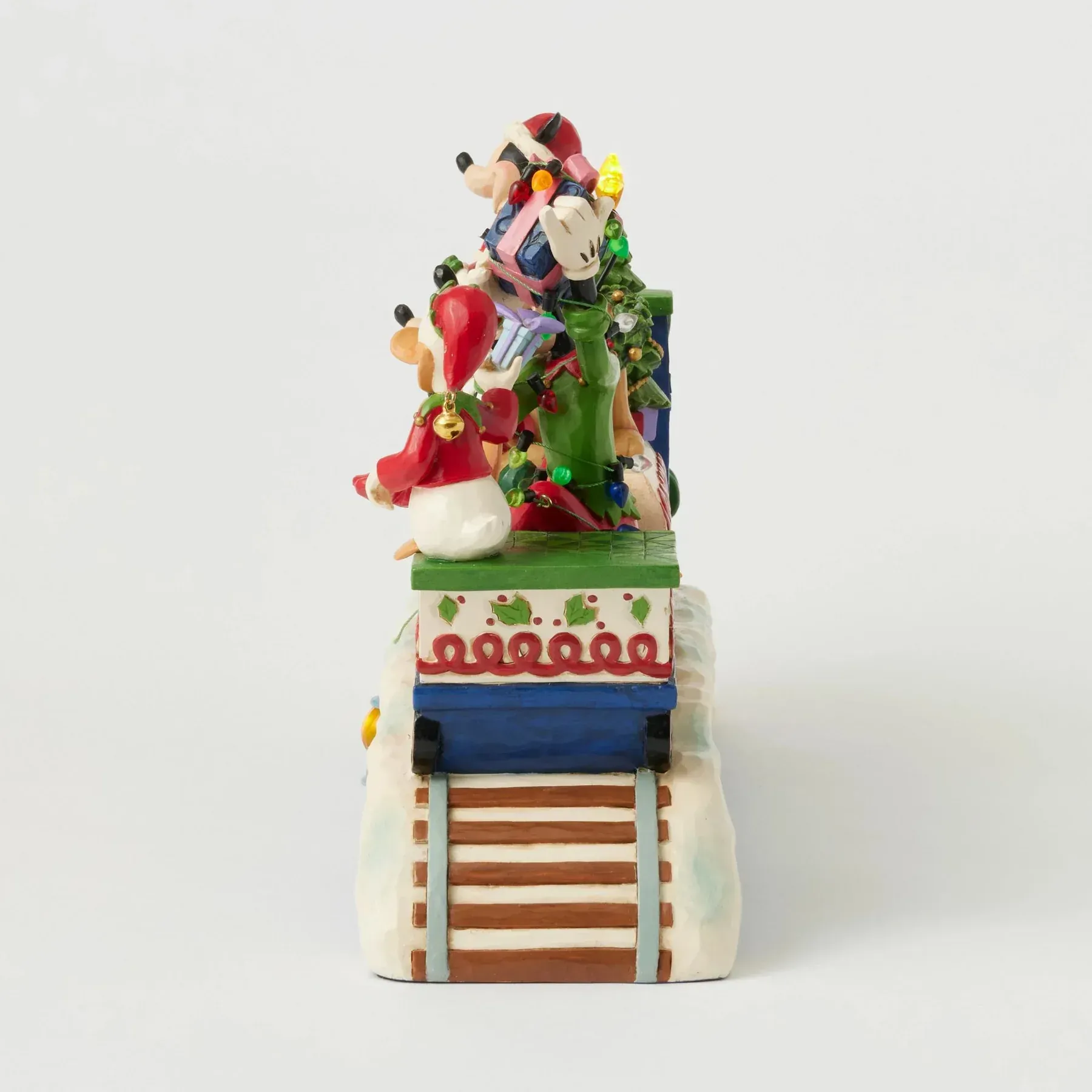 Een Mickey Mouse en Minnie Mouse beeldje zitten bovenop een trein.