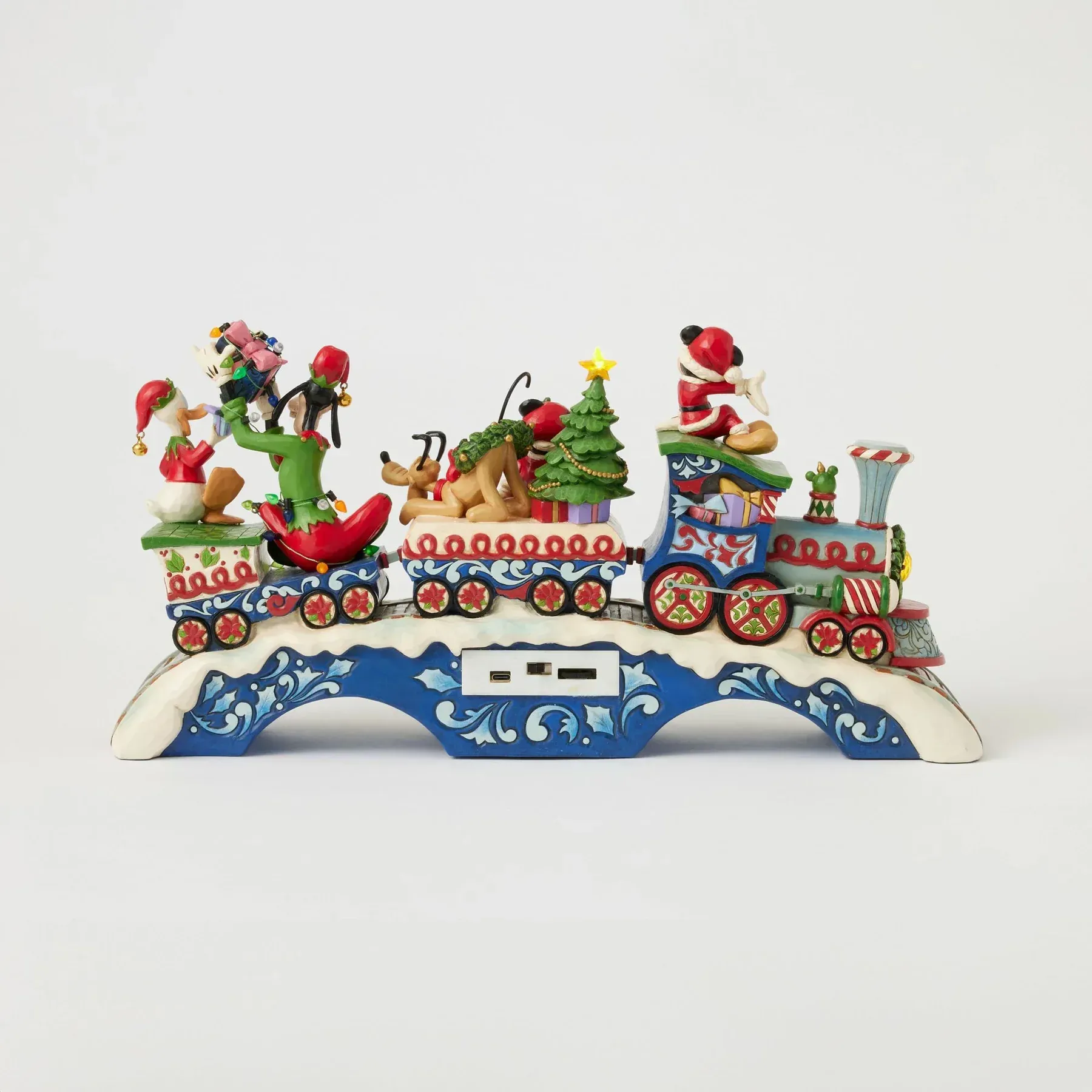 Een kersttrein met Mickey Mouse en vrienden erop