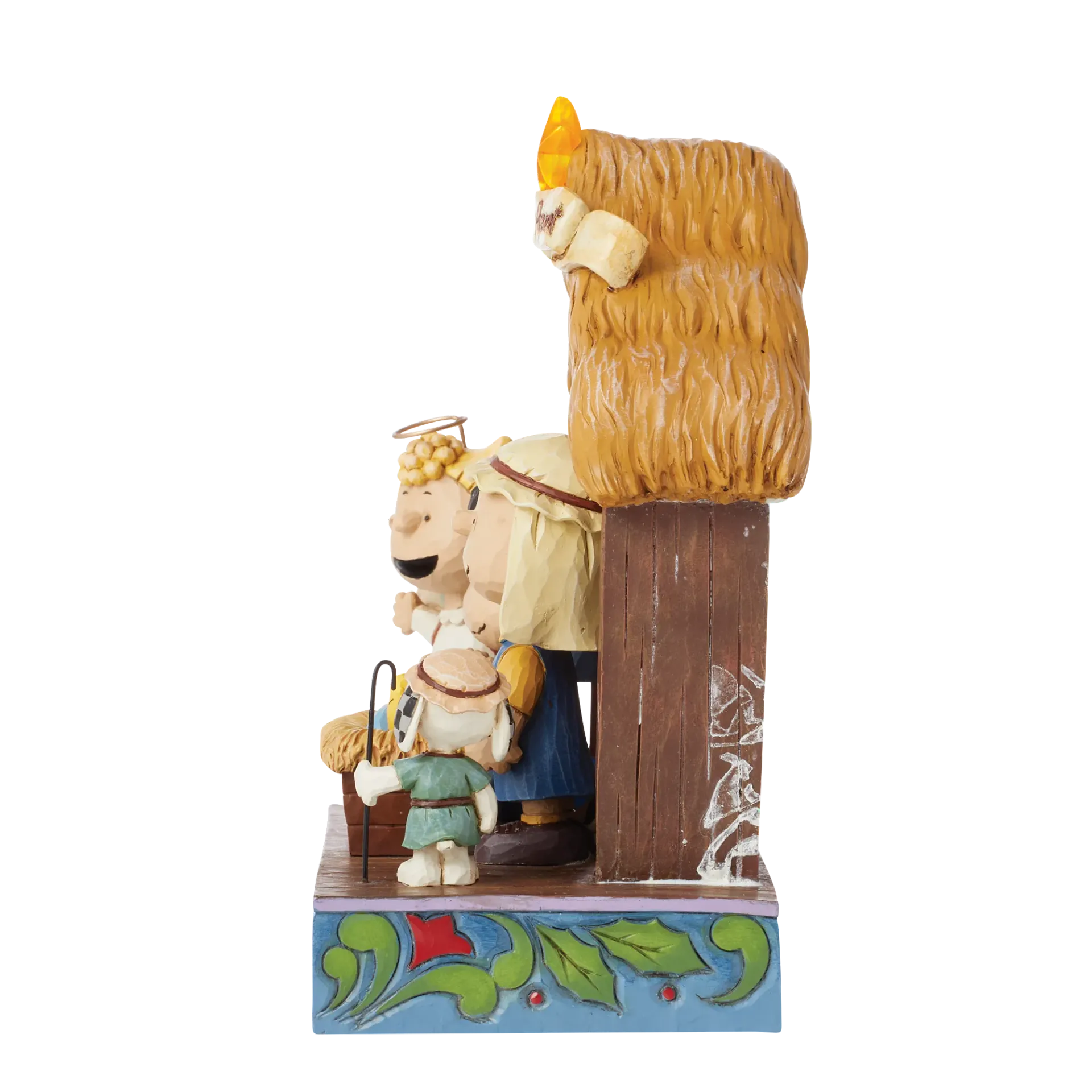 Een kerststal met pindakarakters in een kribbe.