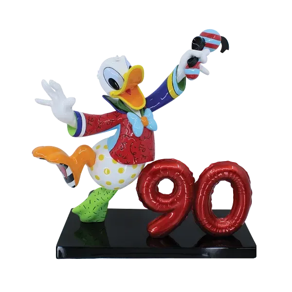 Een standbeeld van Donald Duck dat zijn 90e verjaardag viert, felgekleurd, met feestartikelen in zijn handen, poserend naast een ballon met het cijfer 