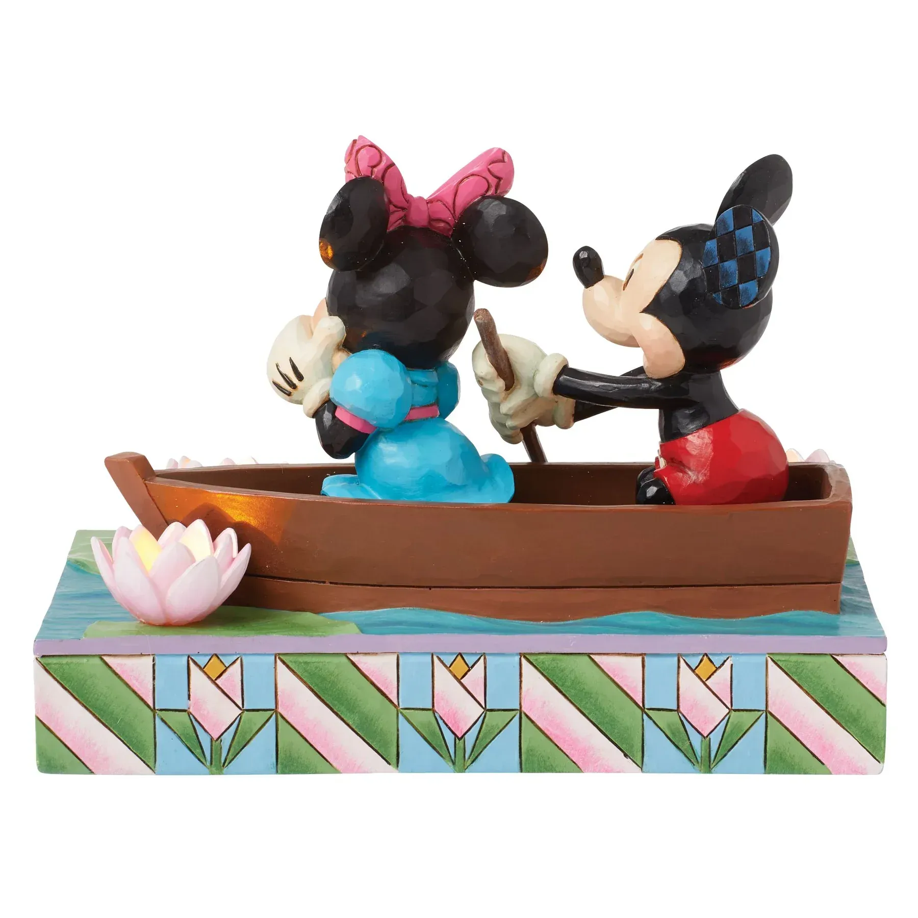 Een beeldje van Mickey Mouse en Minnie Mouse in een bootje
