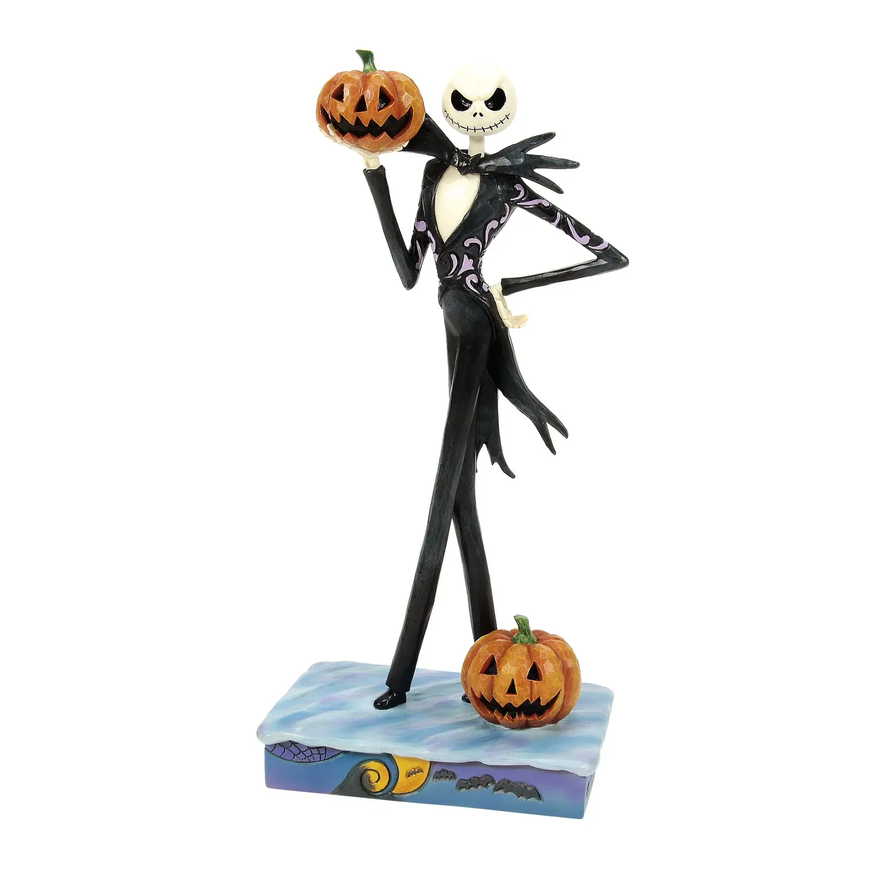 Een standbeeld van jack skellington uit de nachtmerrie voor kerstmis met twee pompoenen in zijn handen.