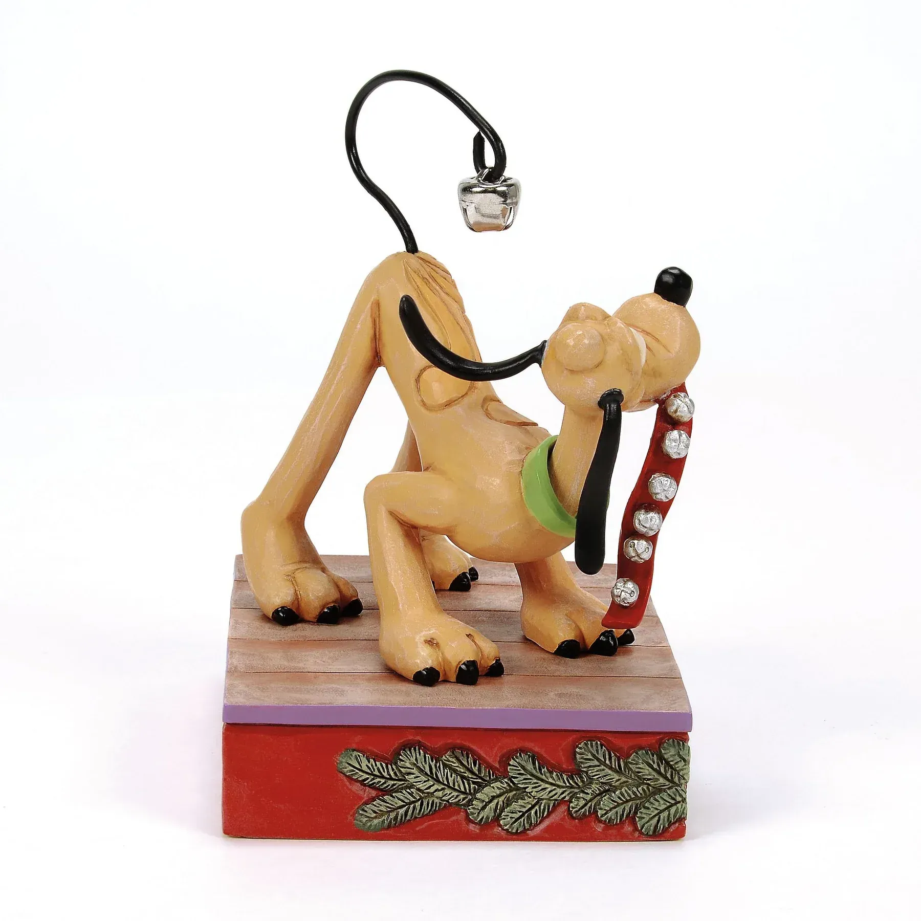 Een beeldje van pluto met een bel om zijn nek