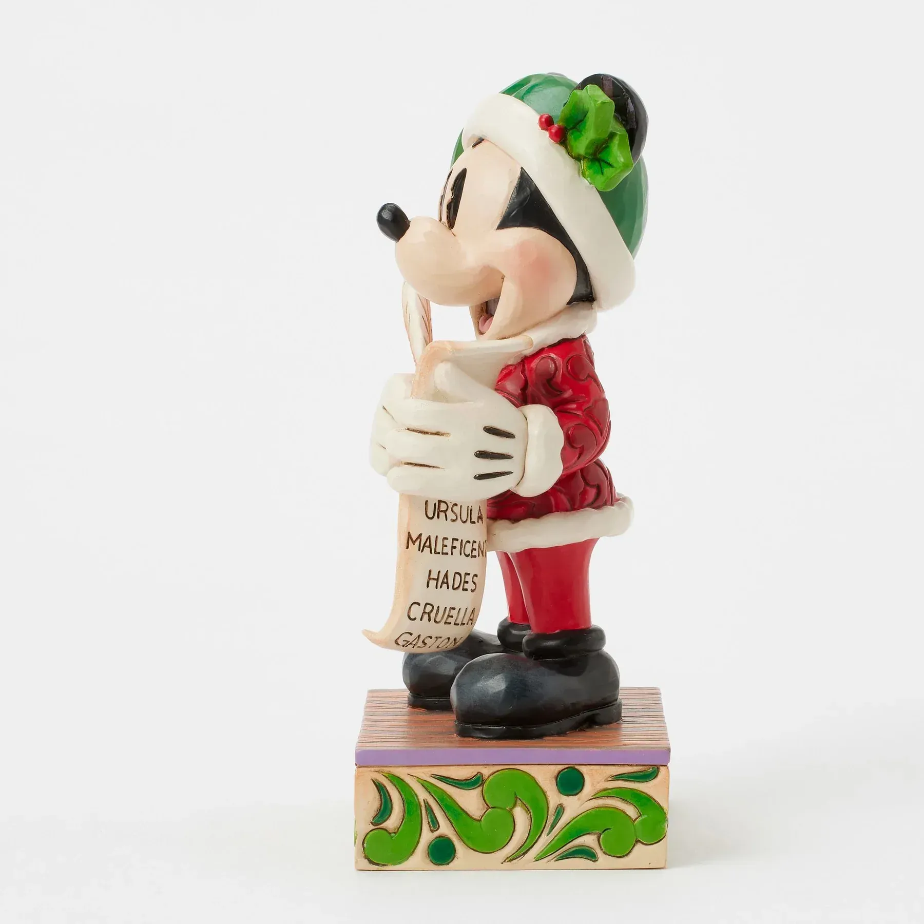 Een beeldje van Mickey Mouse verkleed als de Kerstman, die een lijst vasthoudt.