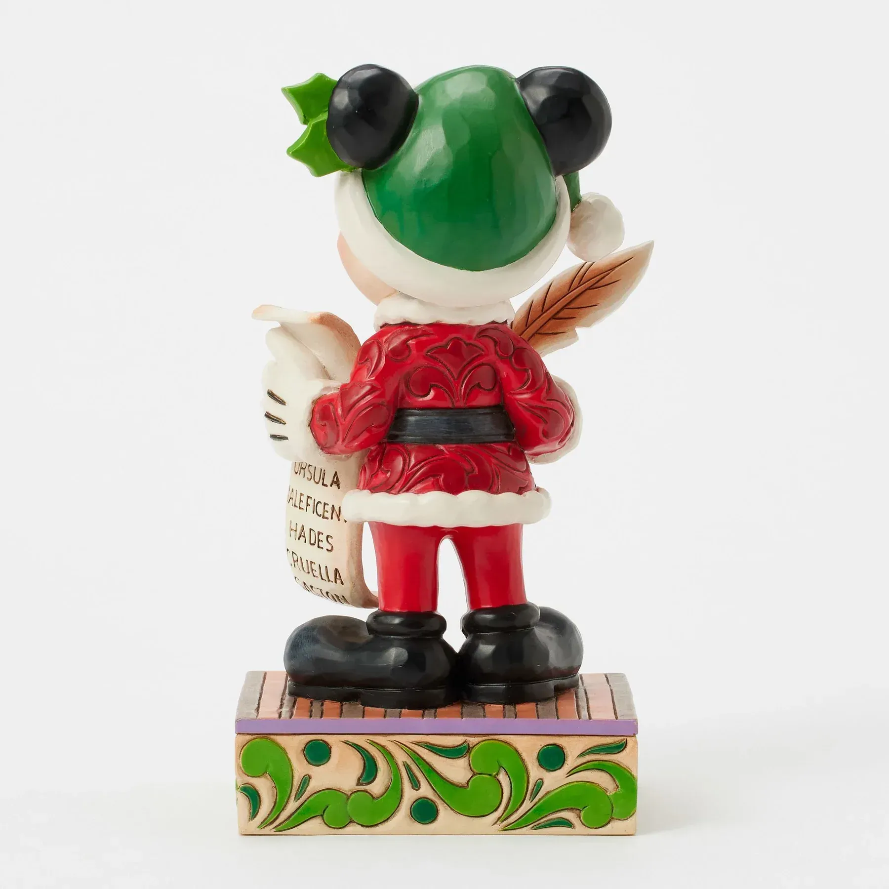 Een beeldje van Mickey Mouse verkleed als de Kerstman, die een lijst vasthoudt.