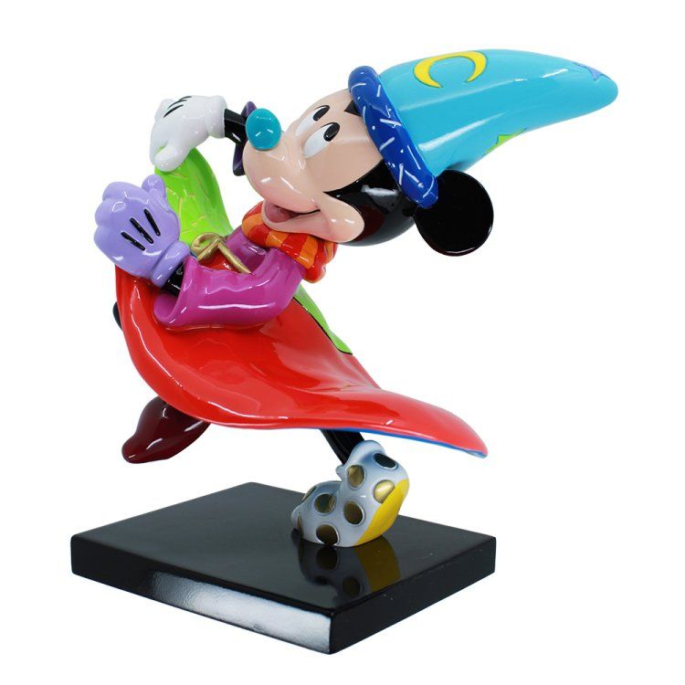 Mickey Mouse-figuurtje in tovenaarsleerlingkostuum, dynamisch geposeerd op een zwarte sokkel.