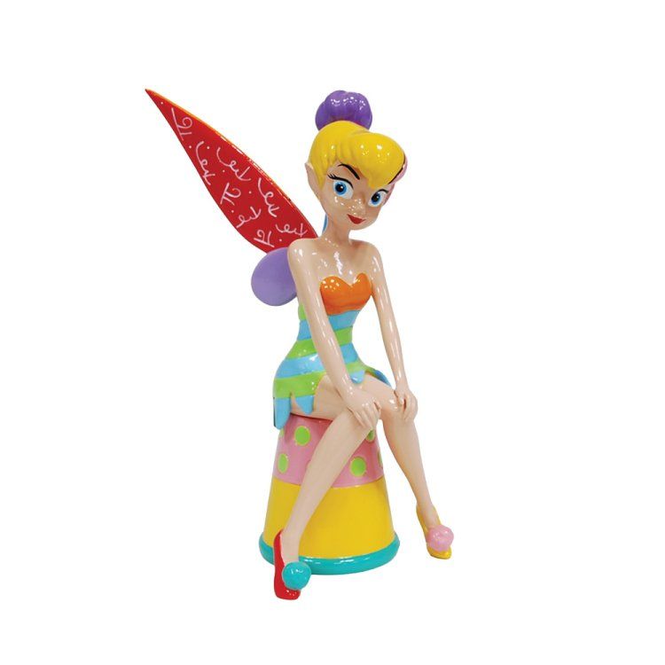 Een Tinkerbell-figuurtje met geel haar en een oranje topje, zittend op een kleurrijk voetstuk.