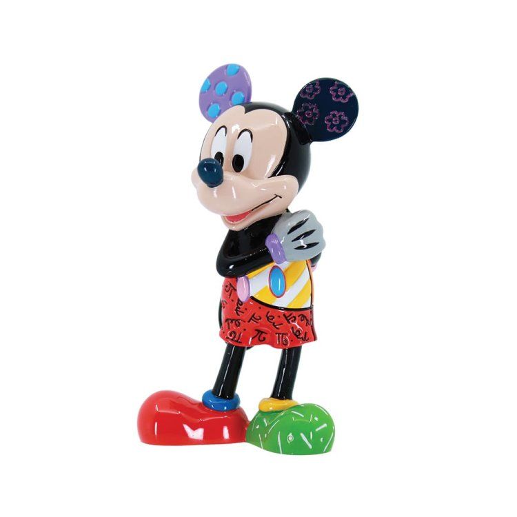 Mickey Mouse-figuurtje met oren met patroon, kleurrijke kleding en gekruiste armen.