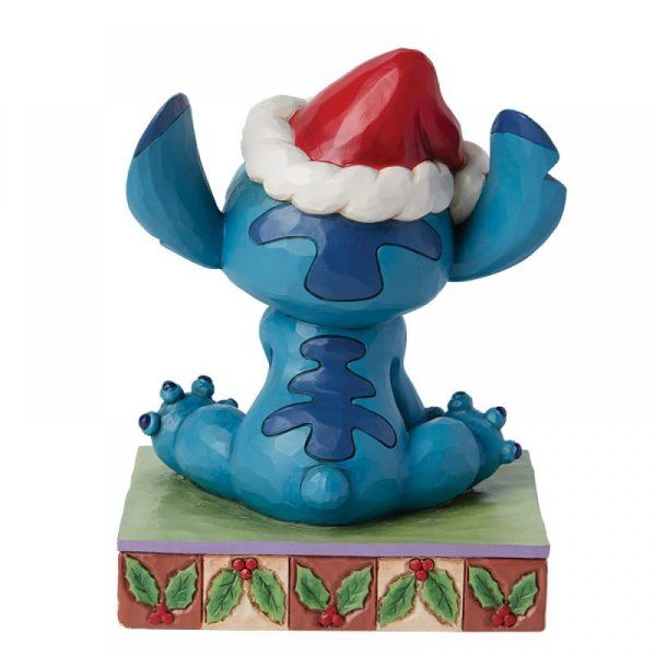 Een beeldje van Stitch met een kerstmuts op