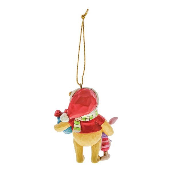 Een Winnie de Poeh kerstversiering hangt aan een touwtje.