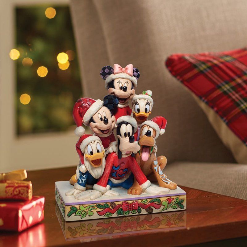Een kerstbeeldje van Mickey Mouse en zijn vrienden