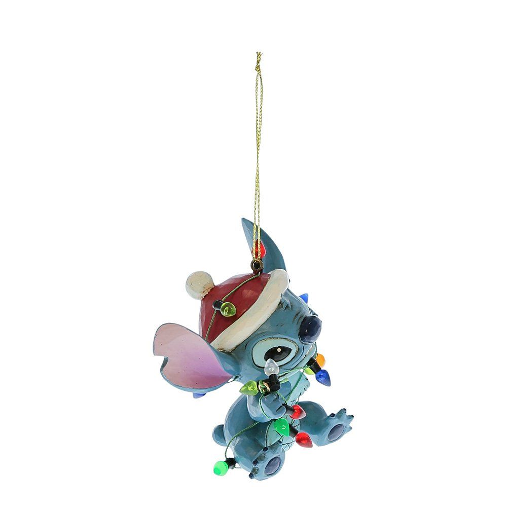 Stitch draagt ​​een kerstmuts en houdt kerstlampjes vast.