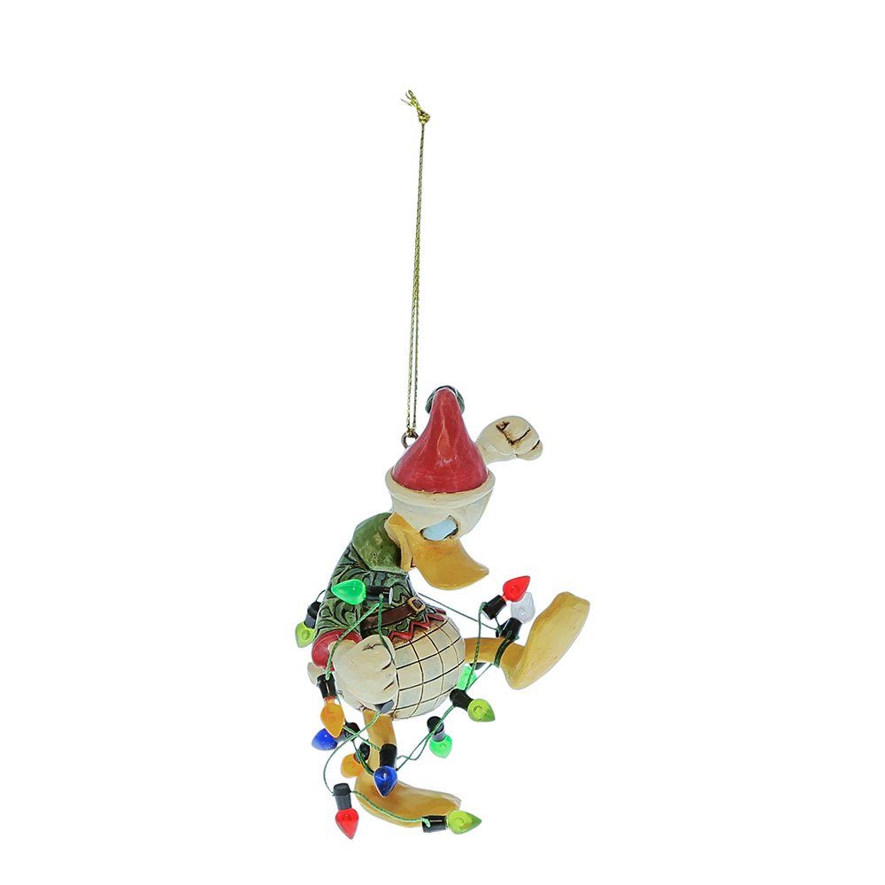 Een kerstversiering van een eend met een kerstmuts en kerstlampjes.