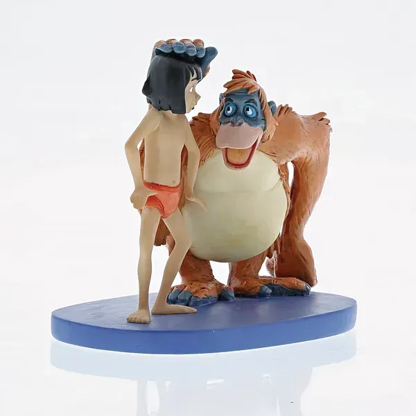 Beeldje van Mowgli en Koning Louie uit The Jungle Book. Mowgli draagt een bloemenkroon; Koning Louie glimlacht.