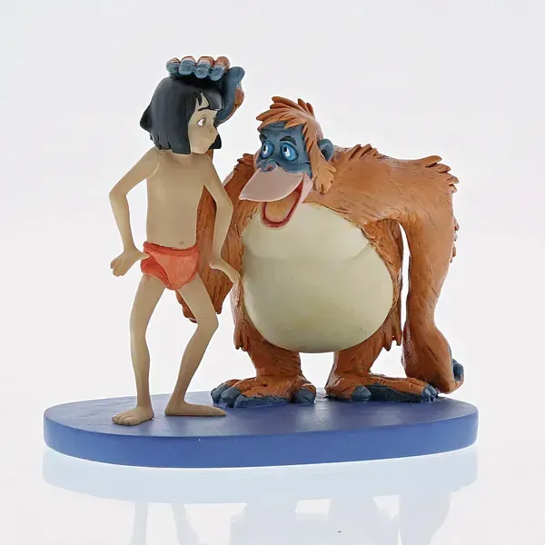 Beeldje van Mowgli en Koning Louie uit The Jungle Book. Mowgli draagt een bloemenkroon; Koning Louie glimlacht.