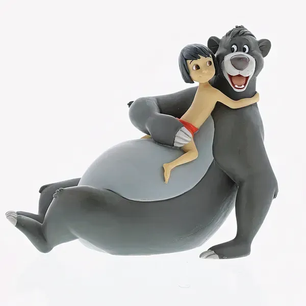 Baloo de beer zit samen met Mowgli te glimlachen. Baloo is grijs, Mowgli is lichtbruin, en beiden zijn blij.