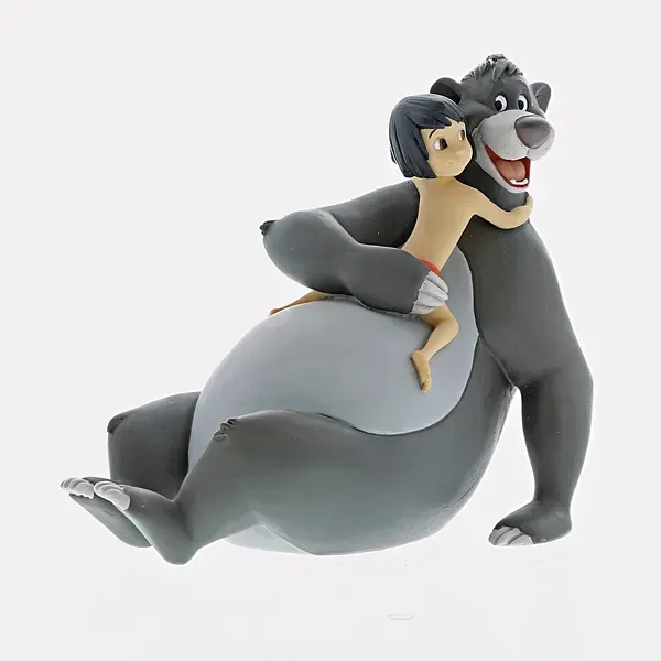 Baloo de beer zit samen met Mowgli te glimlachen. Baloo is grijs, Mowgli is lichtbruin, en beiden zijn blij.