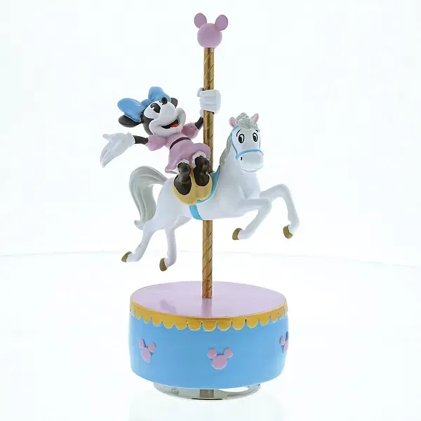 Minnie Mouse-figuurtje op een carrouselpaard. Blauwe voet met roze accenten.