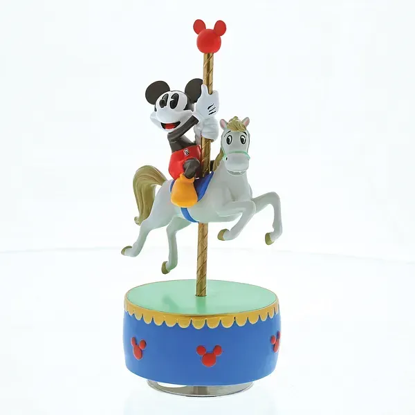 Mickey Mouse op een carrouselpaard, bovenop een blauw-gouden muzikale sokkel.