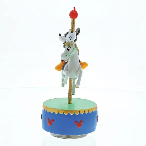 Mickey Mouse op een carrouselpaardje met rode accenten.