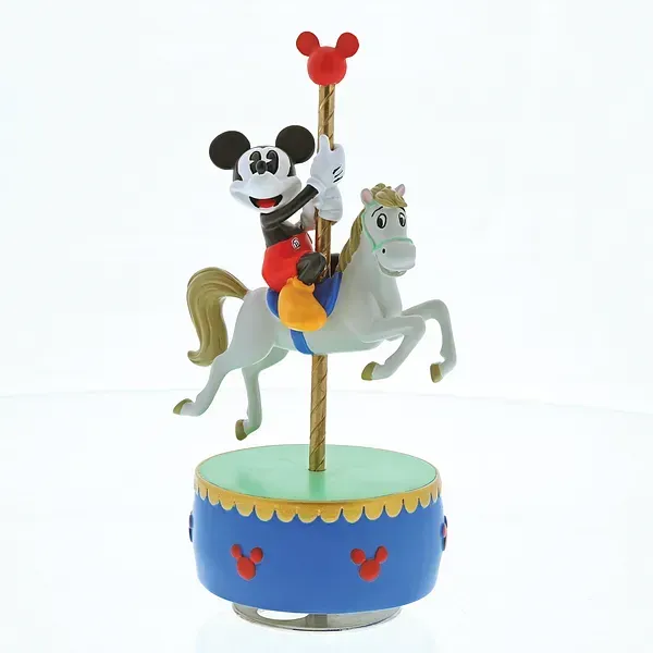 Mickey Mouse op een carrouselpaard, bovenop een blauw-gouden muzikale sokkel.