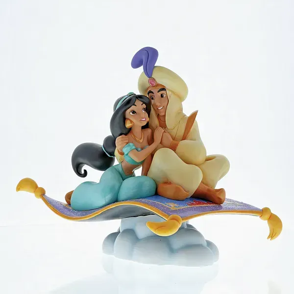 Aladdin en Jasmine op een magisch tapijt, innig omhelzend, zwevend boven de wolken.