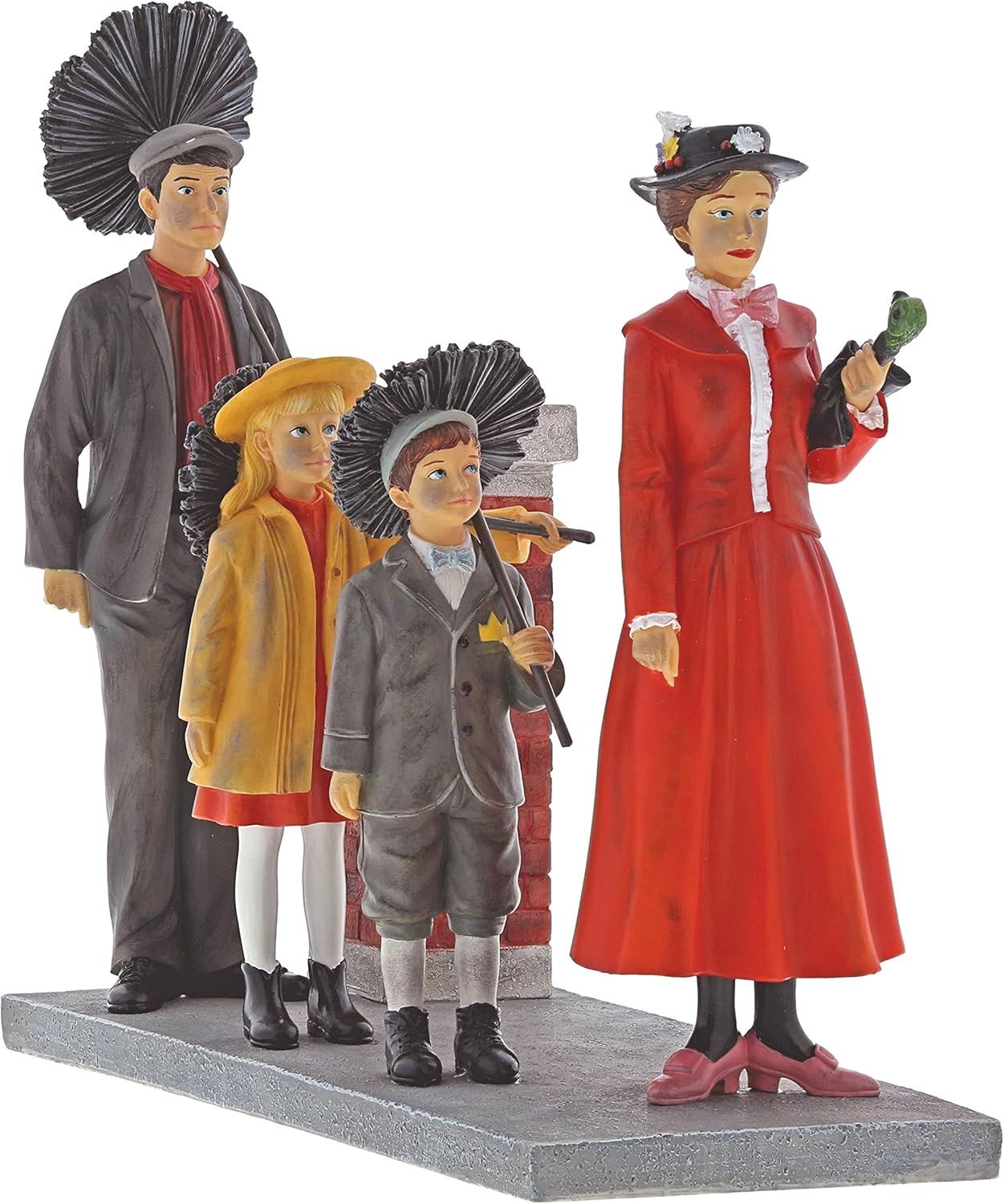 Mary Poppins met schoorsteenvegers en kinderen, allen staand op een grijze sokkel.