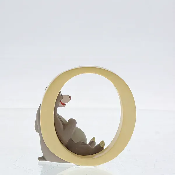 Baloo de beer is een zittend beeldje dat tegen de letter