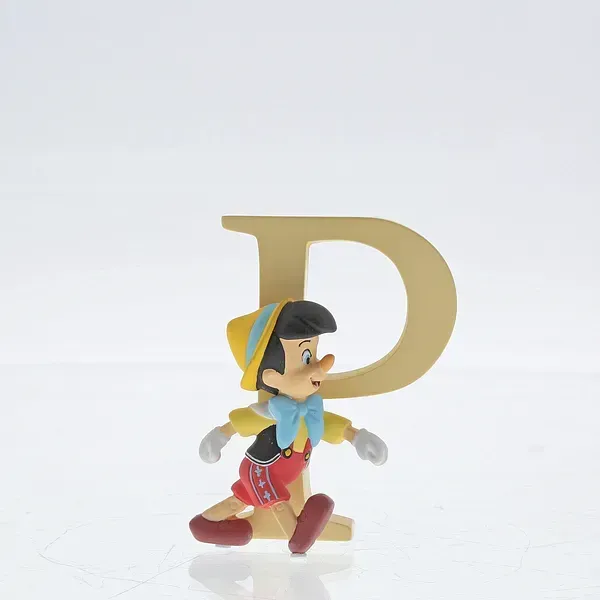 Pinocchio-beeldje dat voor een gouden letter