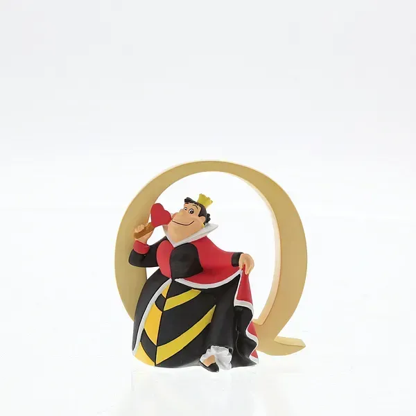 Een beeldje van de Hartenkoningin met een hamer, naast een grote letter