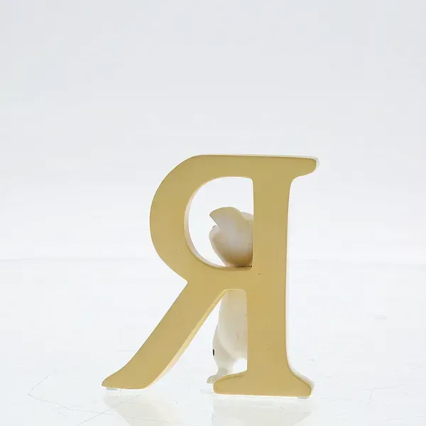 Een dalmatiërpuppy klampt zich vast aan een gele letter