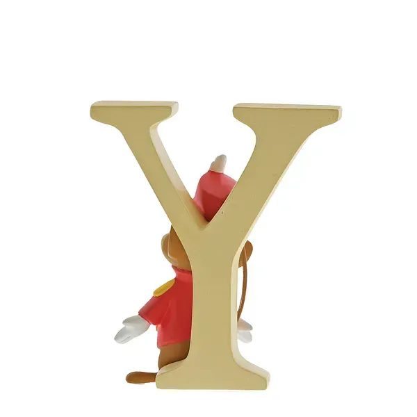 Een Disney-figuurtje van Timothy Mouse in een rood uniform naast een beige letter