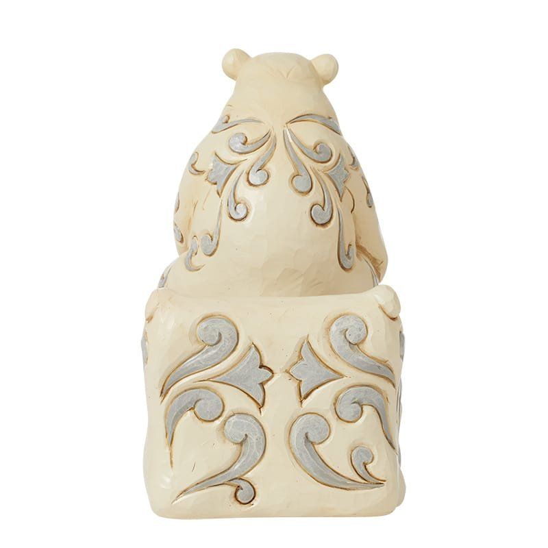 De achterkant van een beeld van een beer met een patroon erop.